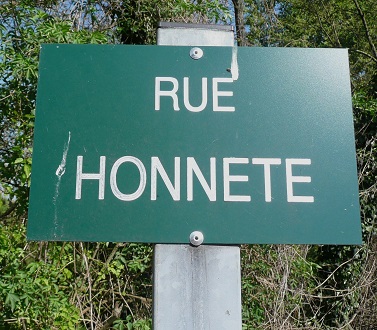 Panneau de la rue Honnête à Diou