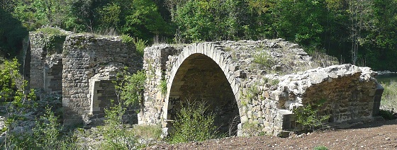 Un ancien pont en ruine à Lavoûte-sur-Loire
