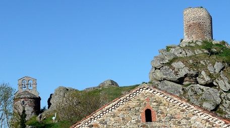 La chapelle et la tour de Rochegude