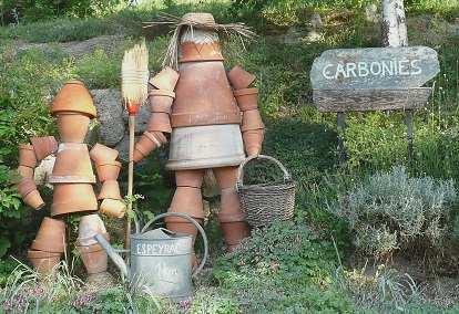 Statues avec des pots en terre cuite