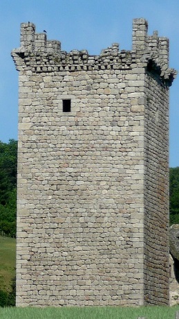 La tour carrée du château de Sénergues