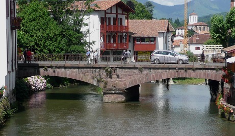 Le pont principal sur la Nive