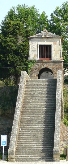 Le grand escalier à l'entrée de Portomarín