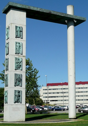Le monument des pèlerins illustres à l'entrée de Santiago