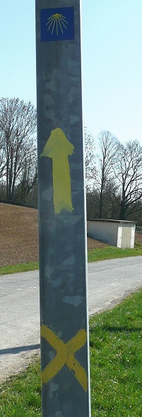 Flèche et croix jaunes