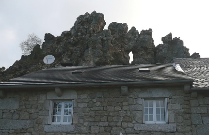 Masses rocheuses en surplomb à la Roche-de-Lajo