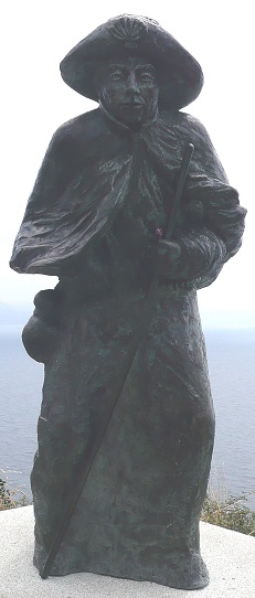 Un pèlerin monte au phare de Fisterra